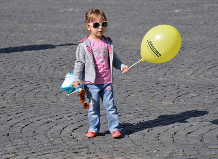 Девочка с шариком