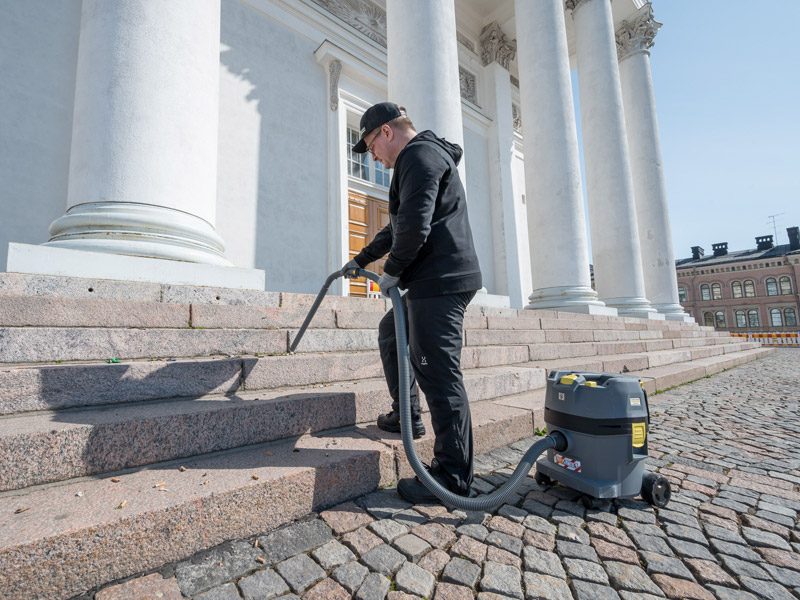 Очистка лестницы Кафедрального собора в Хельсинки профессиональной техникой Karcher