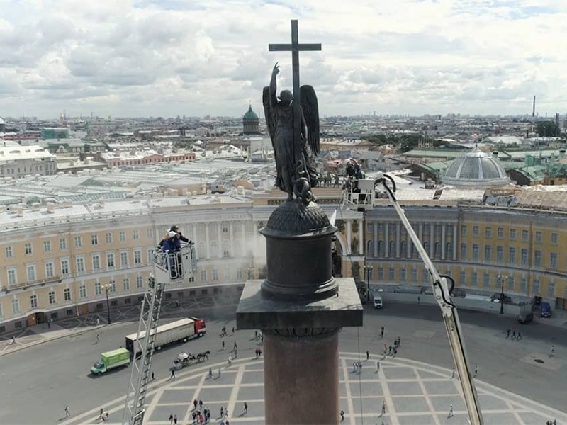 Очистка Александровской колонны в Санкт-Петербурге