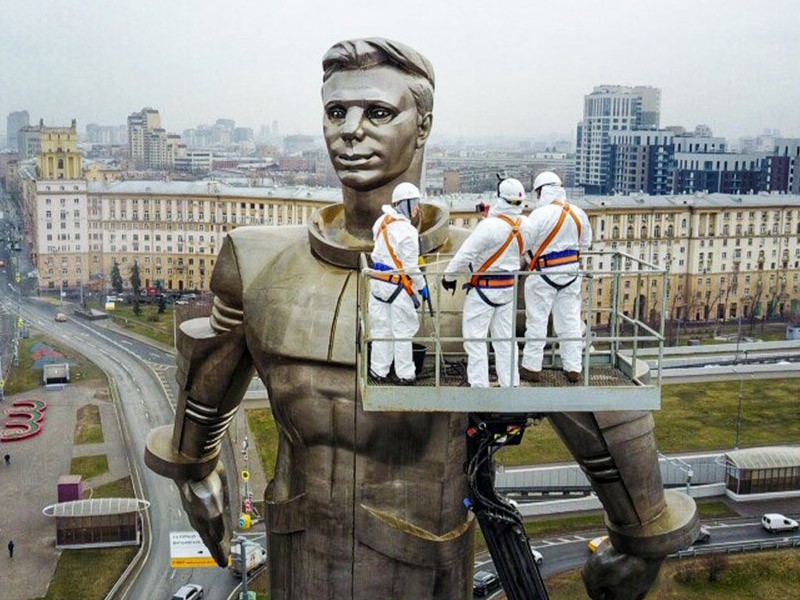 Очистка памятника Юрию Гагарину