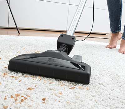 Почему необходимо регулярно чистить ковры и мягкую мебель