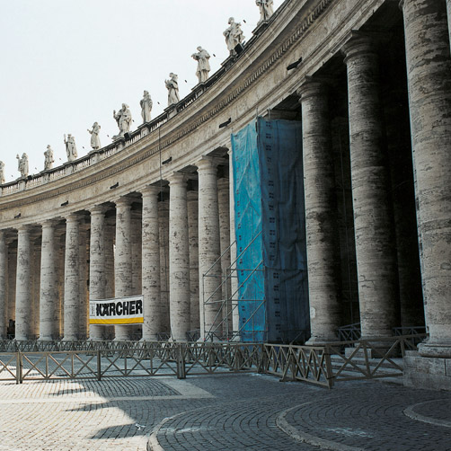 Колоннада на площади Святого Петра в Риме