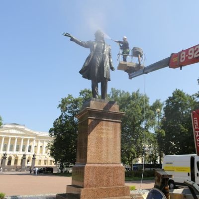 Работы по промывке памятника Александру Сергеевичу Пушкину