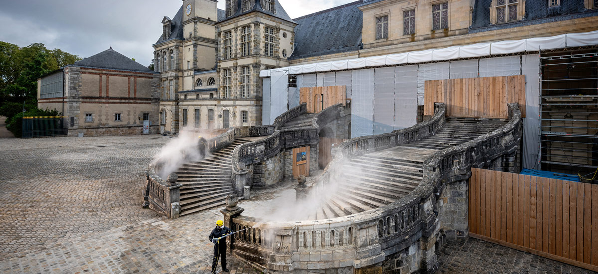 Очистка исторической лестницы-подковы в Фонтенбло завершена